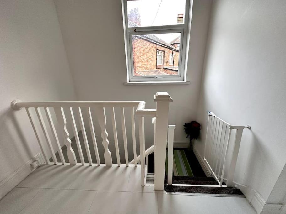 Apartment 1 Bedroom Flat, Close To All You Need! *